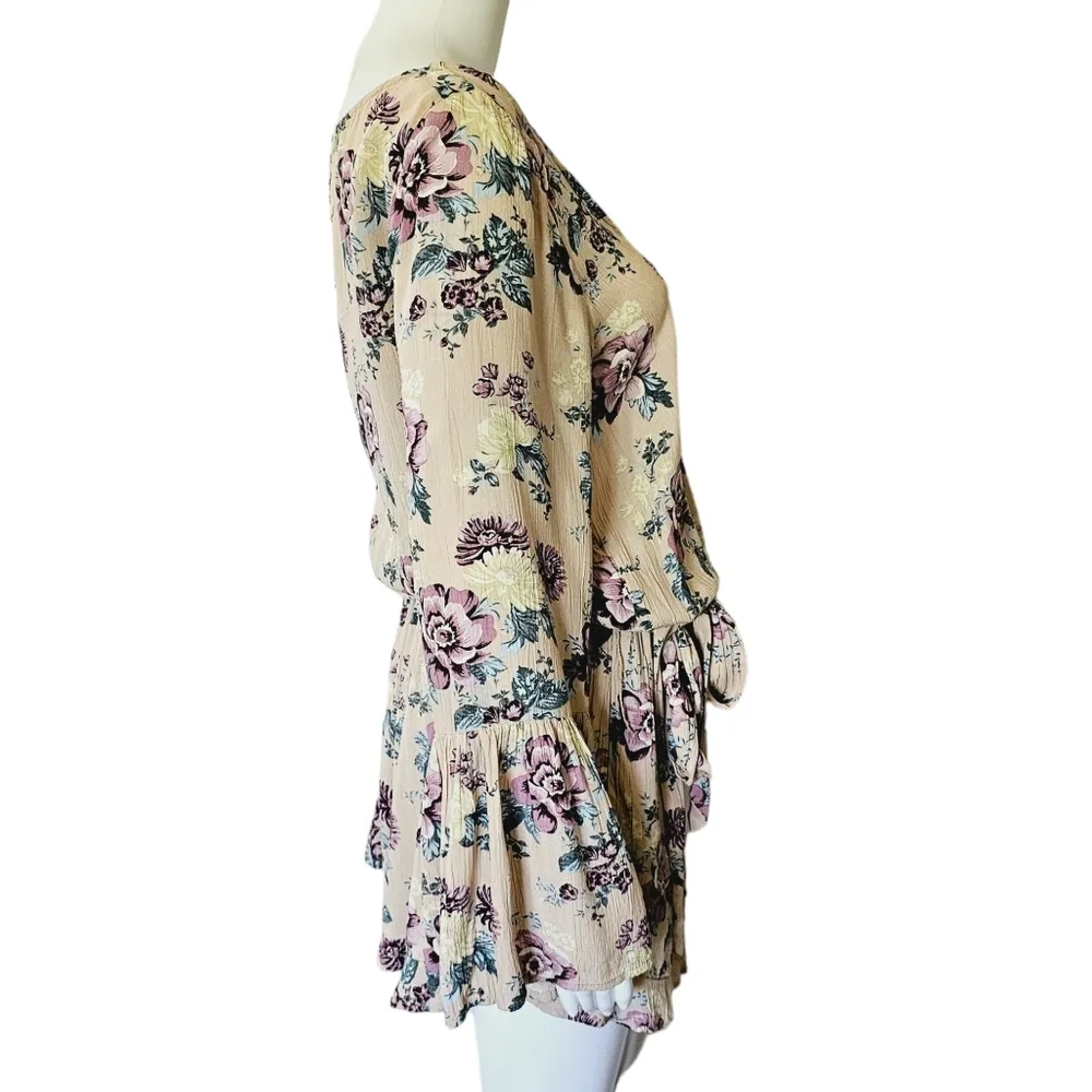 American Eagle Blush Floral Surplice Bell Sleeve Belted Romper Size Medium - Image 4