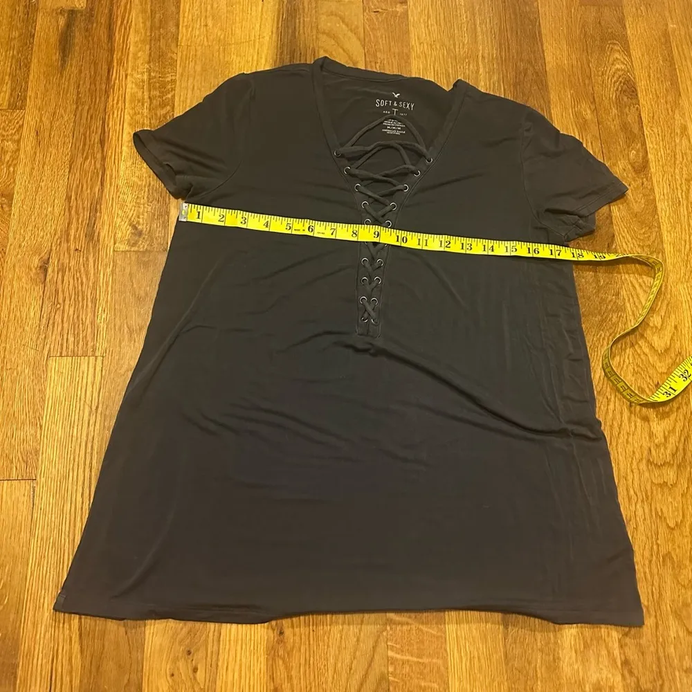 American Eagle Women Medium Soft & Sexy Gray Short Sleeve Plunging Cross Tie - Image 4