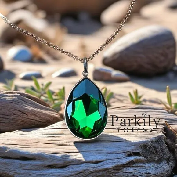 Handcrafted necklace with emerald green Swarovski crystal and chain Green - Image 2