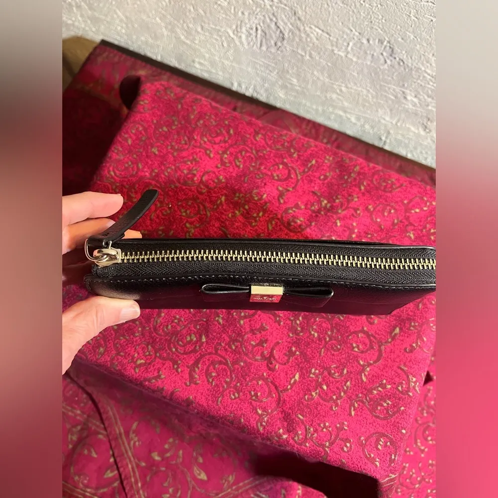 Kate Spade Nisha Renny Street black zip wallet w bow front. Condition: like new - Image 2