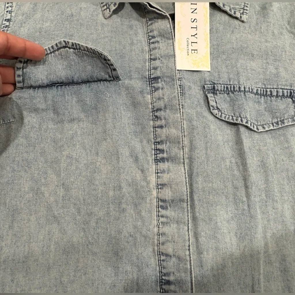 🆕 Women's Light Denim Button Down Shirt Size S Blue - Image 5