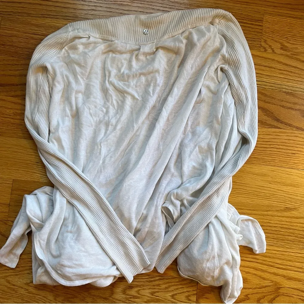 Lululemon universal wrap in ivory - Image 4