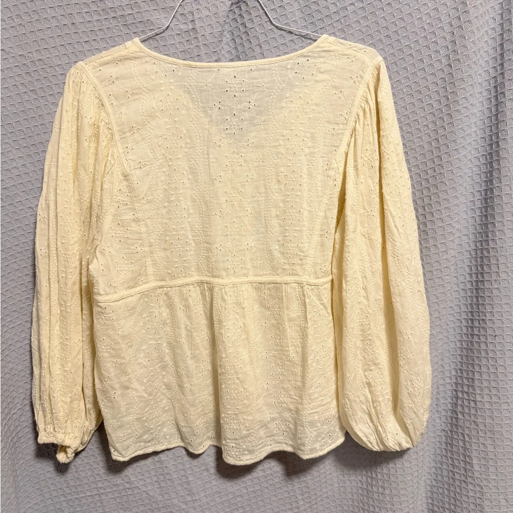 Old Navy Cream Blouse with Textured Design - Image 2