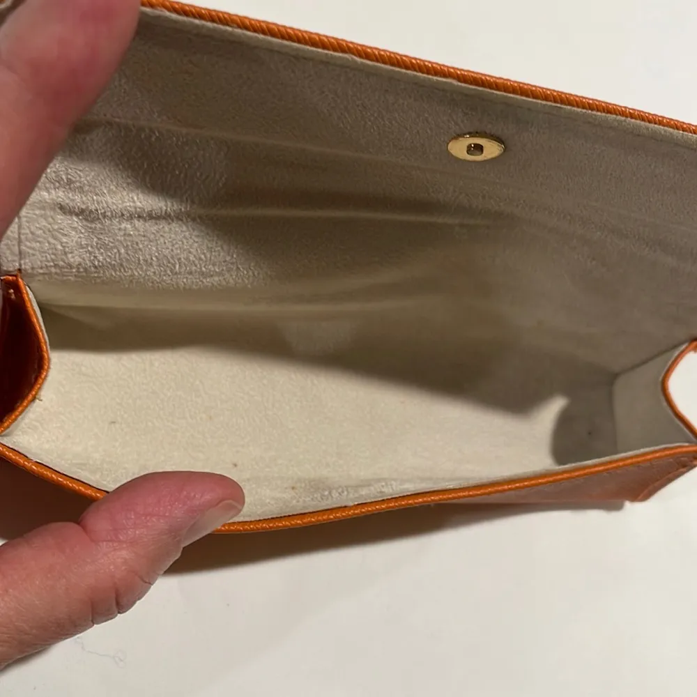 Tory Burch triangle eye glasses case magnetic closure - Image 4