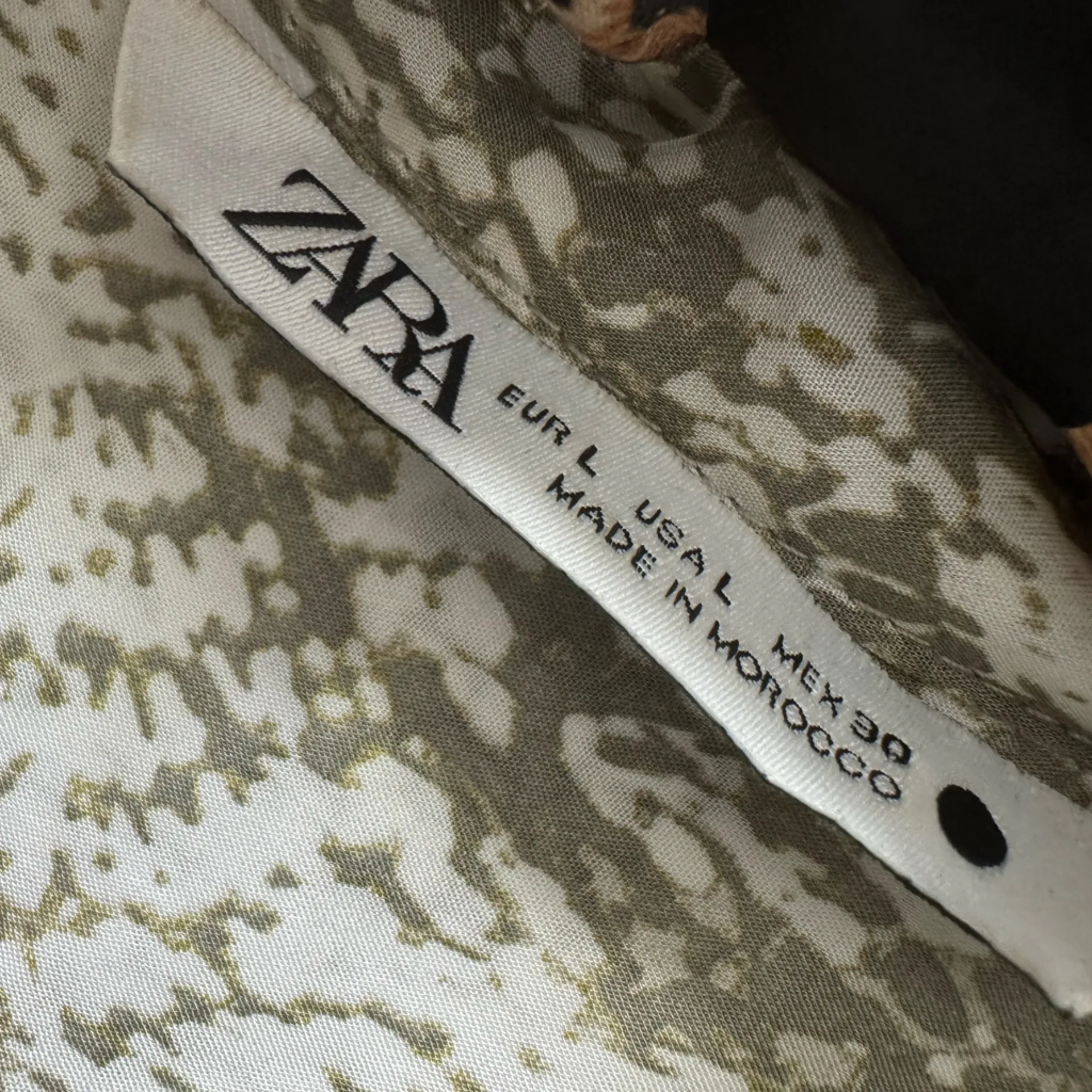 ZARA Snakeskin Blouse Button Up Long Sleeve Grey Patch Pocket Animal Shirt Large - Image 4