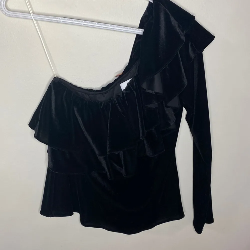 Misa Los Angeles Mielle black off shoulder velvet ruffle top size XS - Image 3