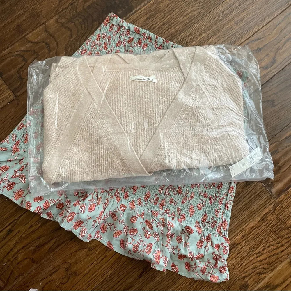 Anthropologie Luxe Balletcore Deep V Sweater Cream
Soft Wrap Sweater sz X-Small - Image 7