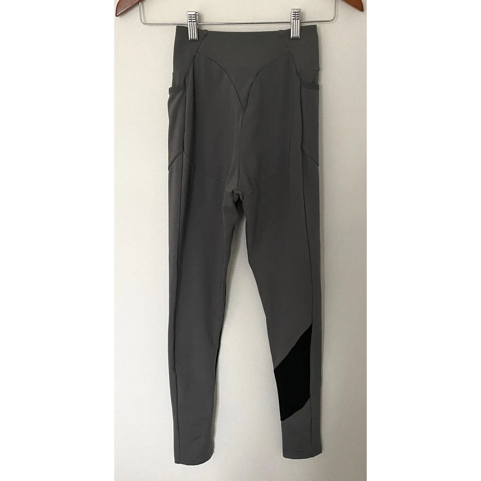 Gymshark Gray Black Colorblock Asymmetrical Leggings Side Pockets Stretch Sz XS - Image 2