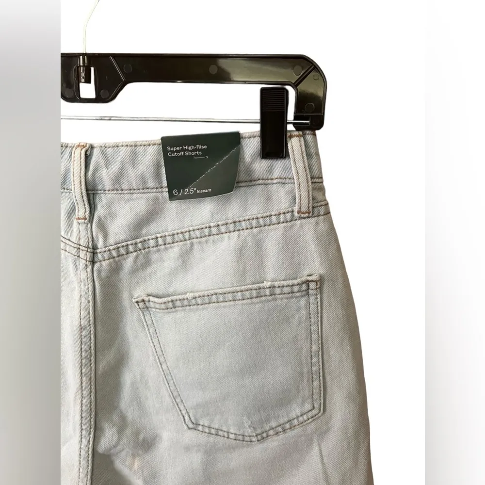 NWT Wild Fable Super-High Rise Cut-Off Jean Shorts Light Wash Size 6 - Image 3