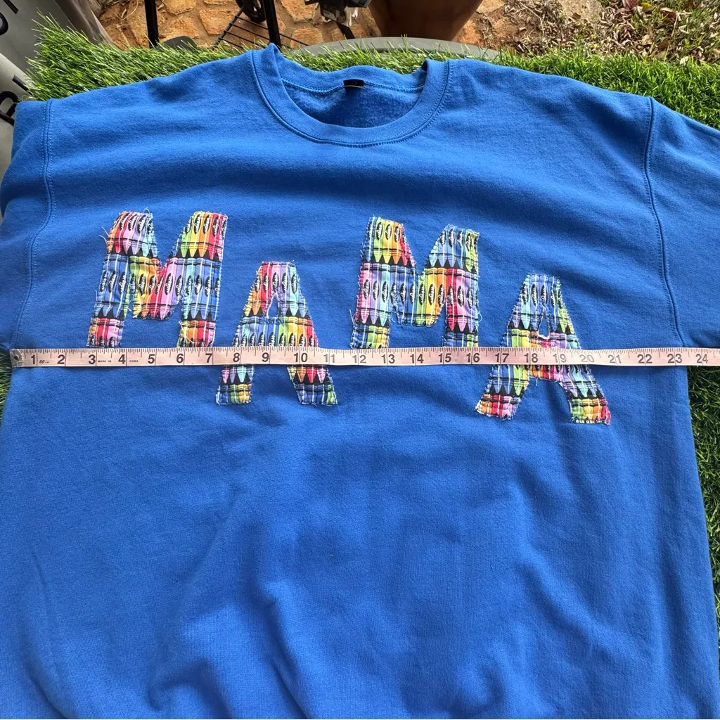 Gildan Blue Mama Sweatshirt with Colorful Crayon Patchwork Pattern Size Large - Image 6