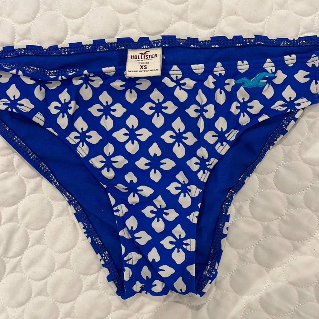 Hollister XS and Small royal blue and white hibiscus bikini top and bottom set - Image 2