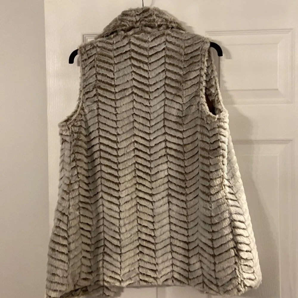 Sabrina Lauren New York Fluffy Vest size S brand new with tag see all photos - Image 10
