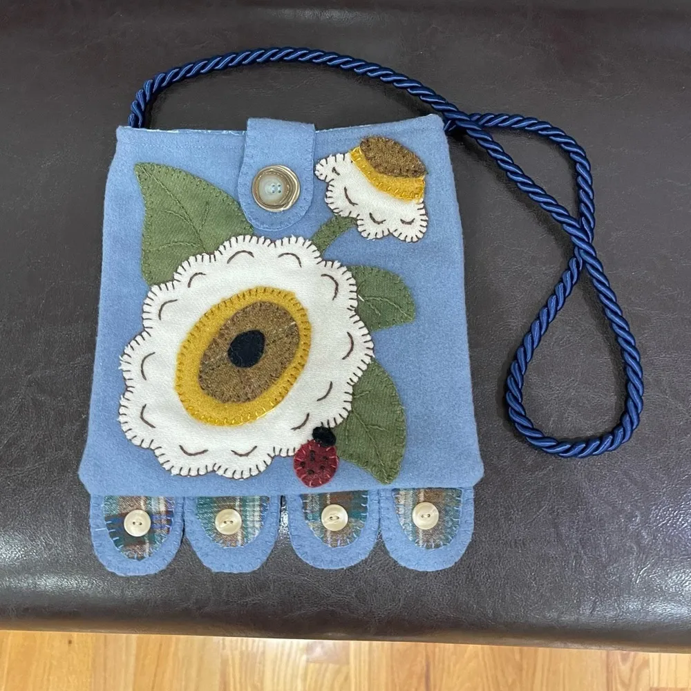 Cute handmade purse with appliqué floral with lining and pocket inside - Image 4