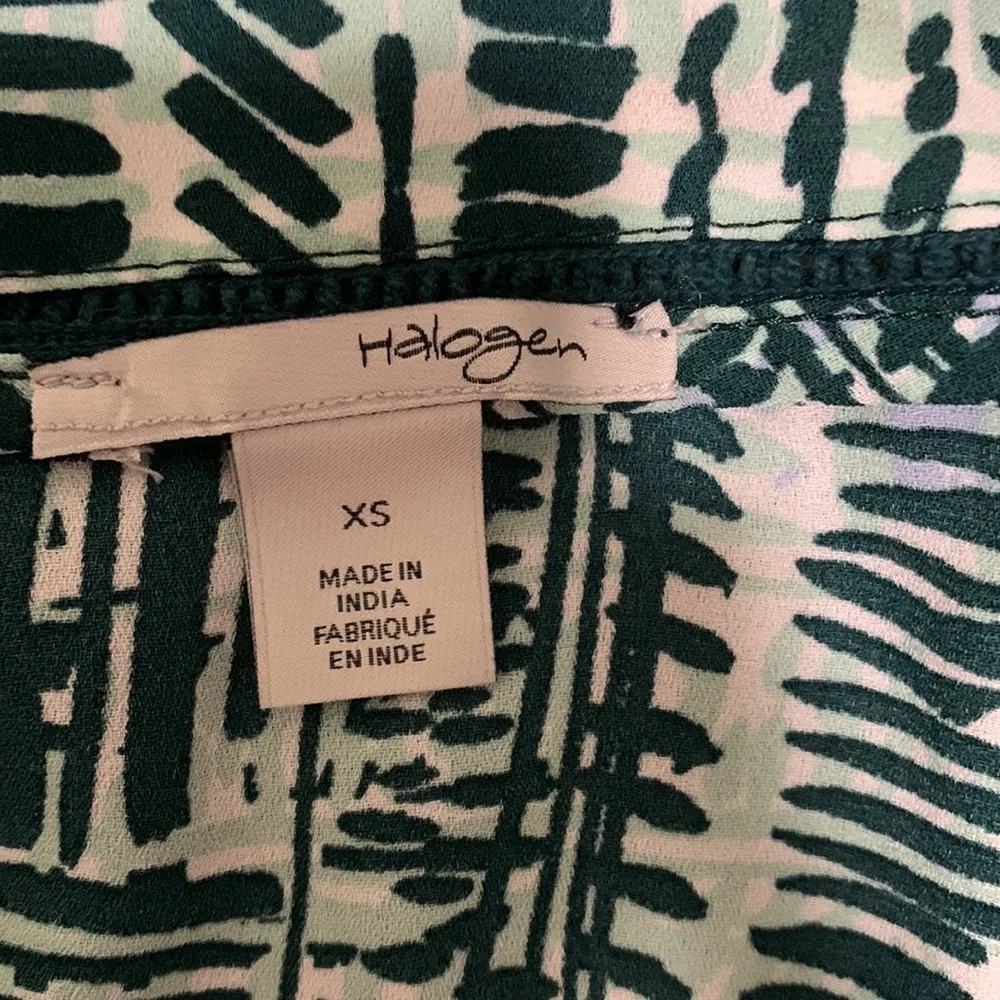 Halogen woman XS super pretty green pattern sleeveless shirt crotched lines - Image 2