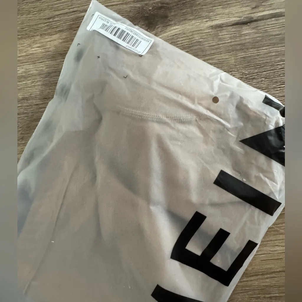 New in bag varsitie open back Scalloped Long Sleeve Crop Top yoga Pilates xs - Image 4