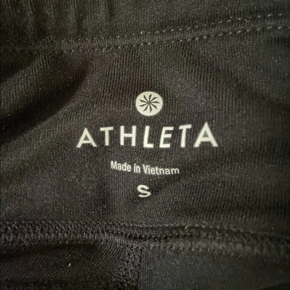 Athleta Be Free 2 in 1 Contender Skirt over Capri leggings size small. - Image 5