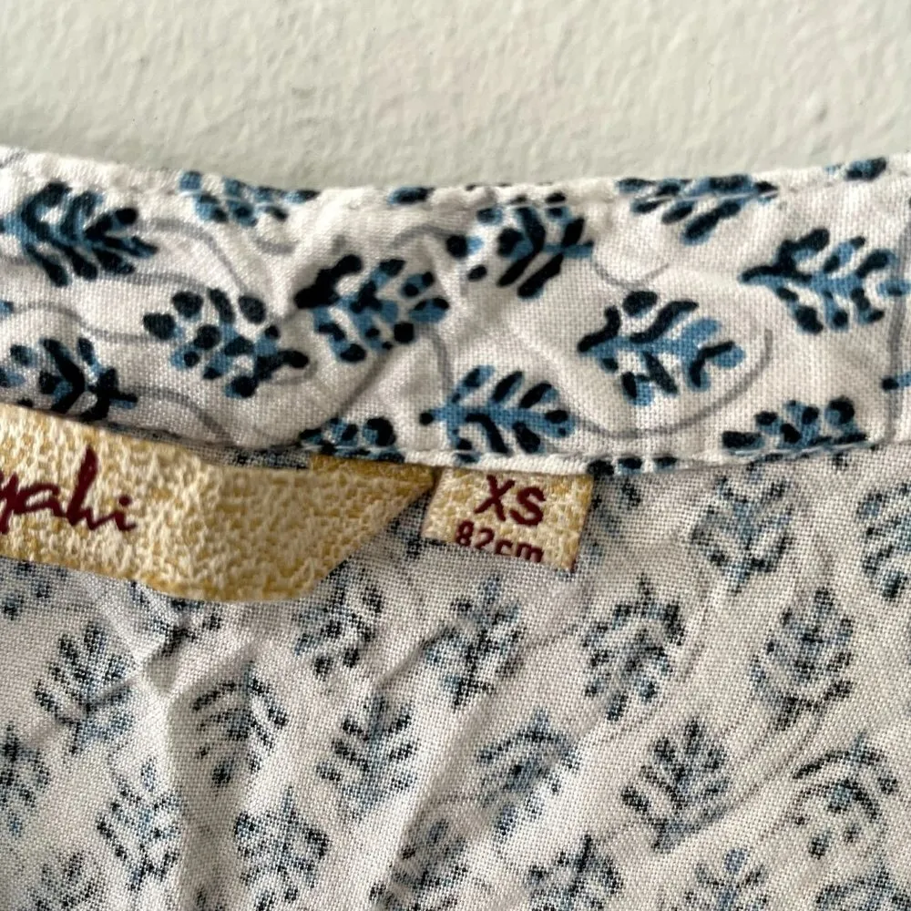 Siyahi blue and white floral 3/4 sleeved v - Image 4