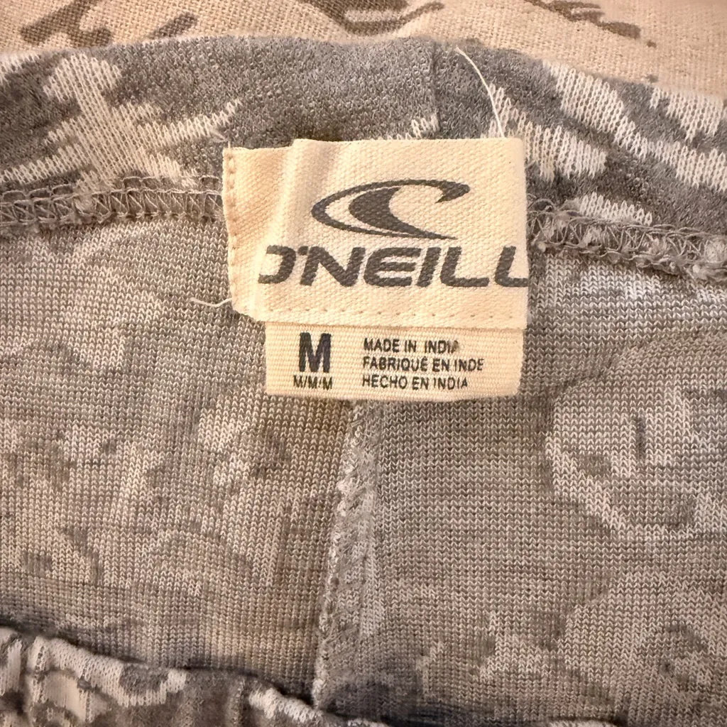 O'Neill NWOT Gray and White Patterned Flare Leggings - Image 4
