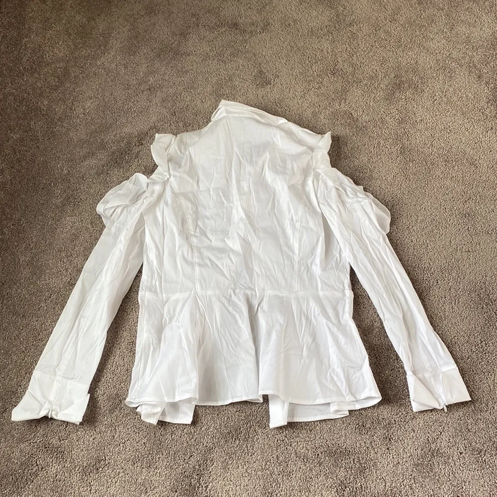White House Black Market White Button Down Cold Shoulder Top SIZE 4 - Image 5