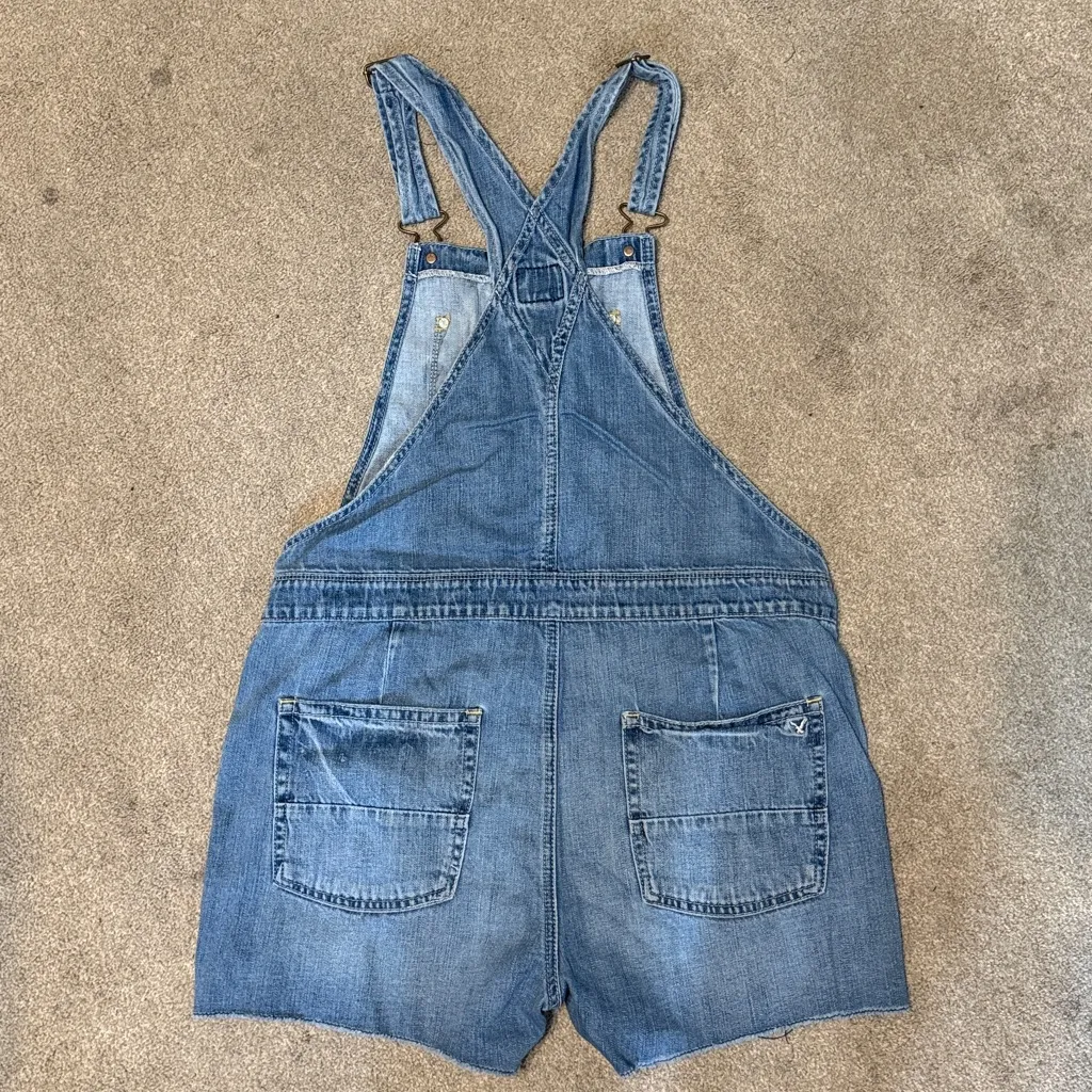 American Eagle Light Wash Raw Hem Short Overalls Size M - Image 4