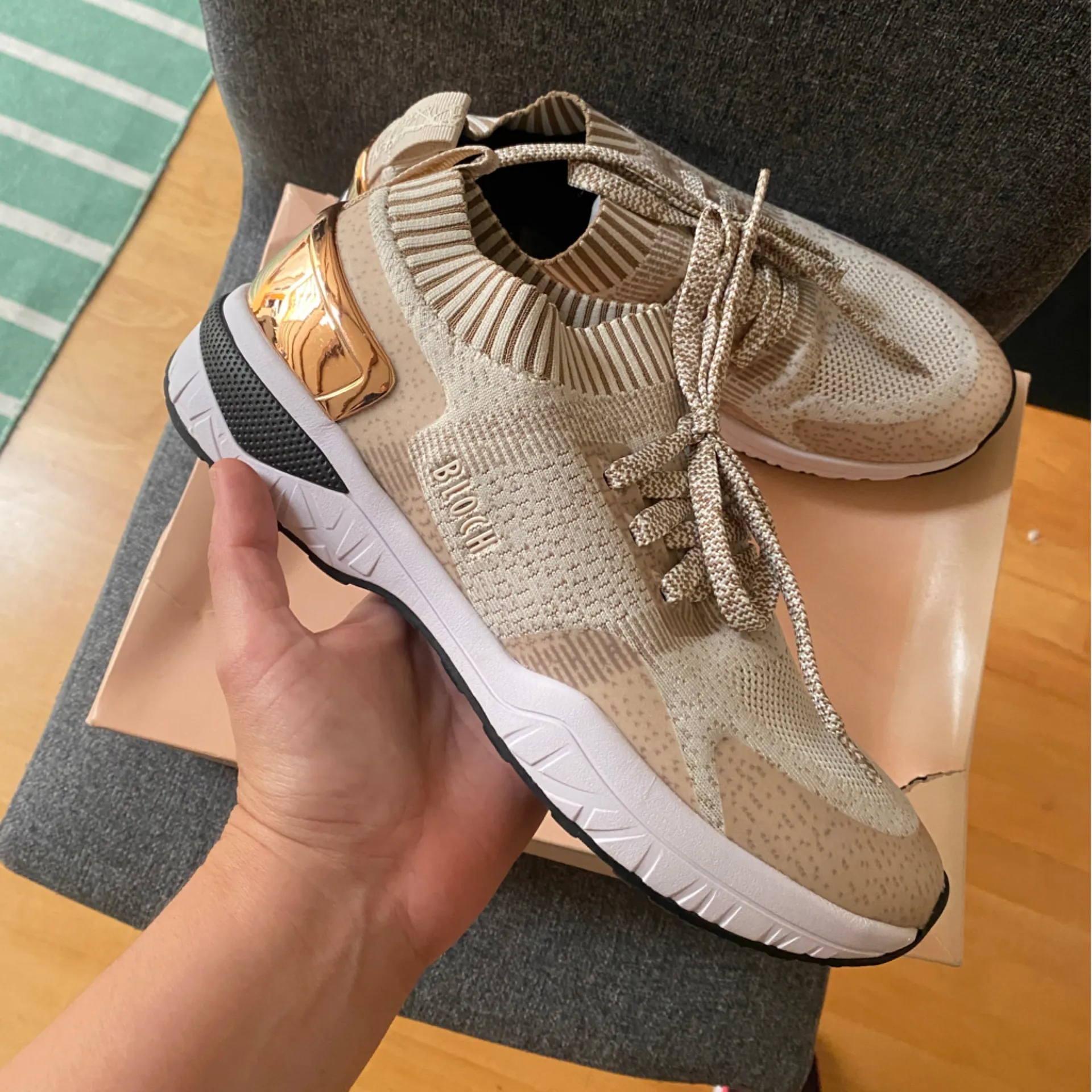 Bloch Beige and Metallic Knit Athletic and Dance Shoes Gold Size 11 - Image 10