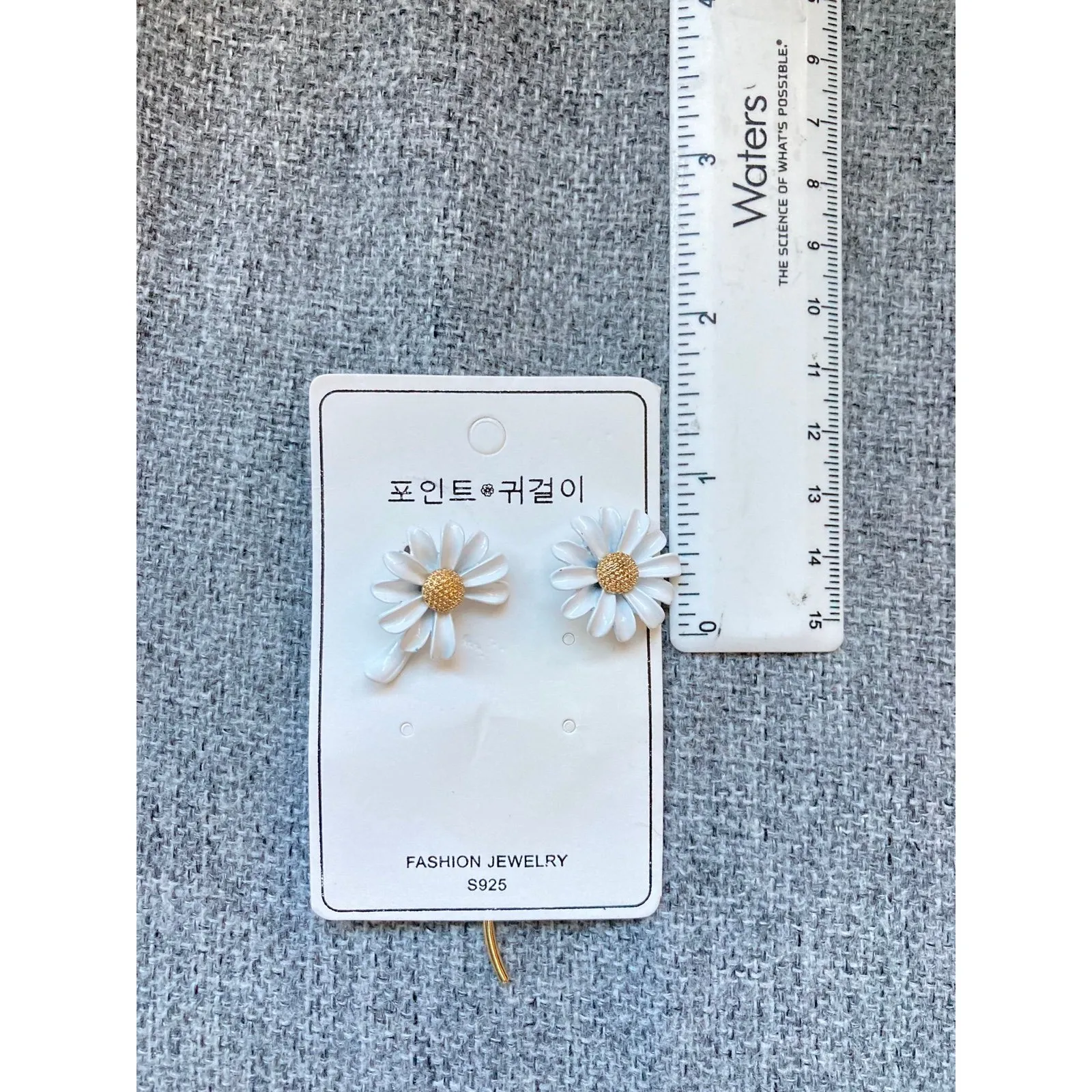 Wild Asymmetric Daisy with stem White Flower Needle Earrings New cute - Image 3