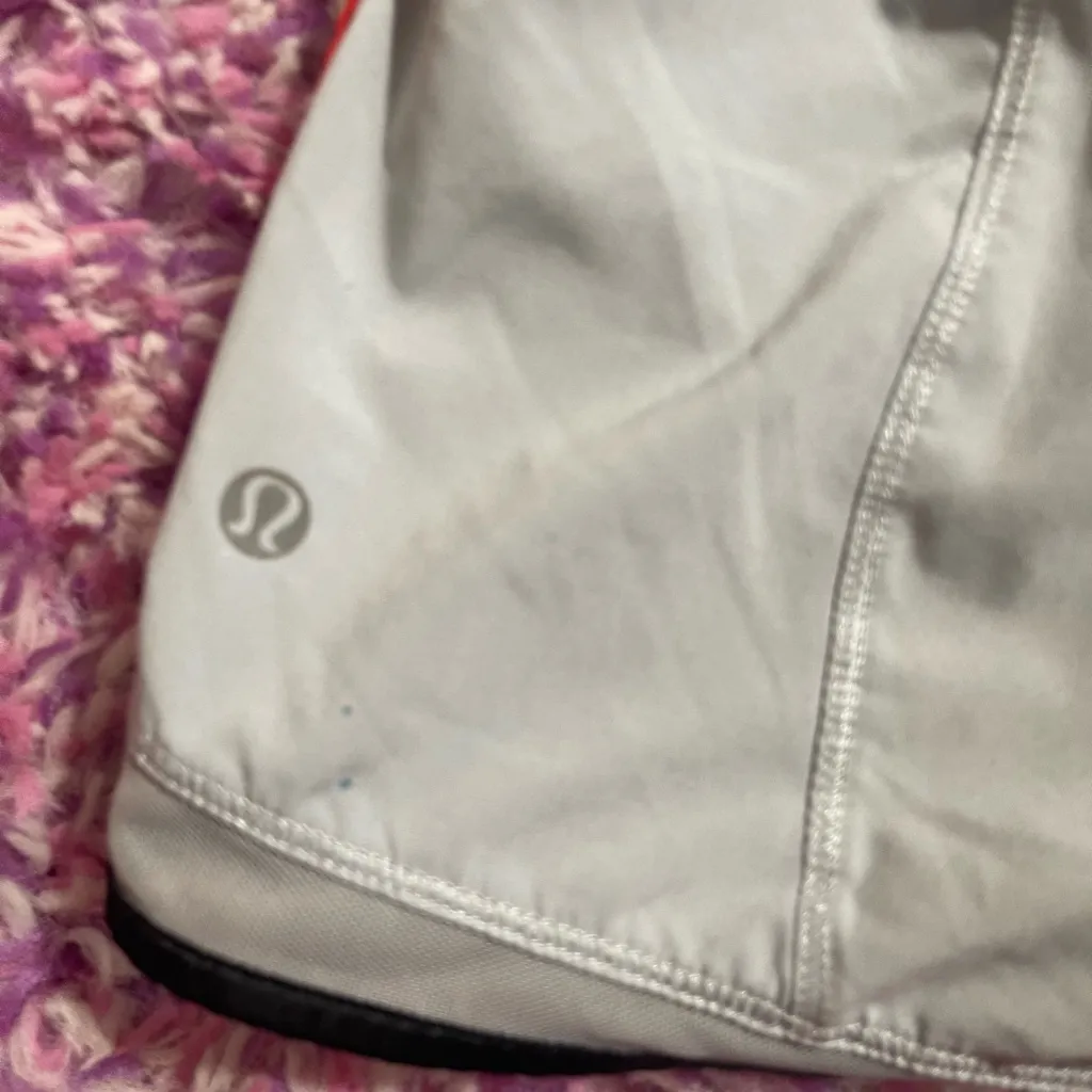Lululemon Womens Lined Short 2.5" ZIP POCKETS Size 6 Gray - Image 5