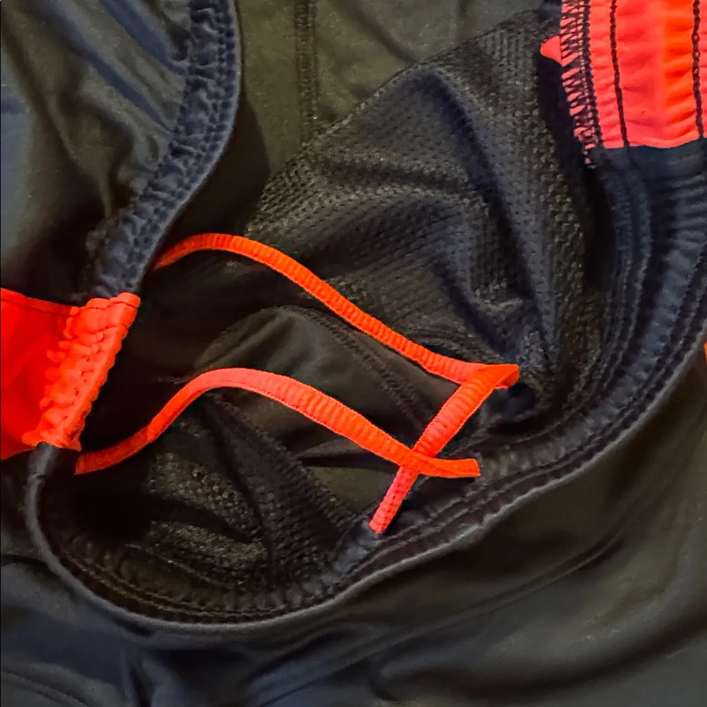 Under Armour Heat Gear Loose Fit Shorts SIZE S - Image 4