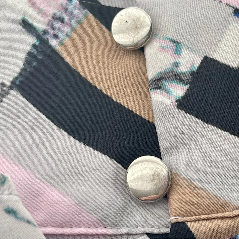 Jennifer Lopez long sleeve blouse with V cut out back button cuff sleeves - Image 8