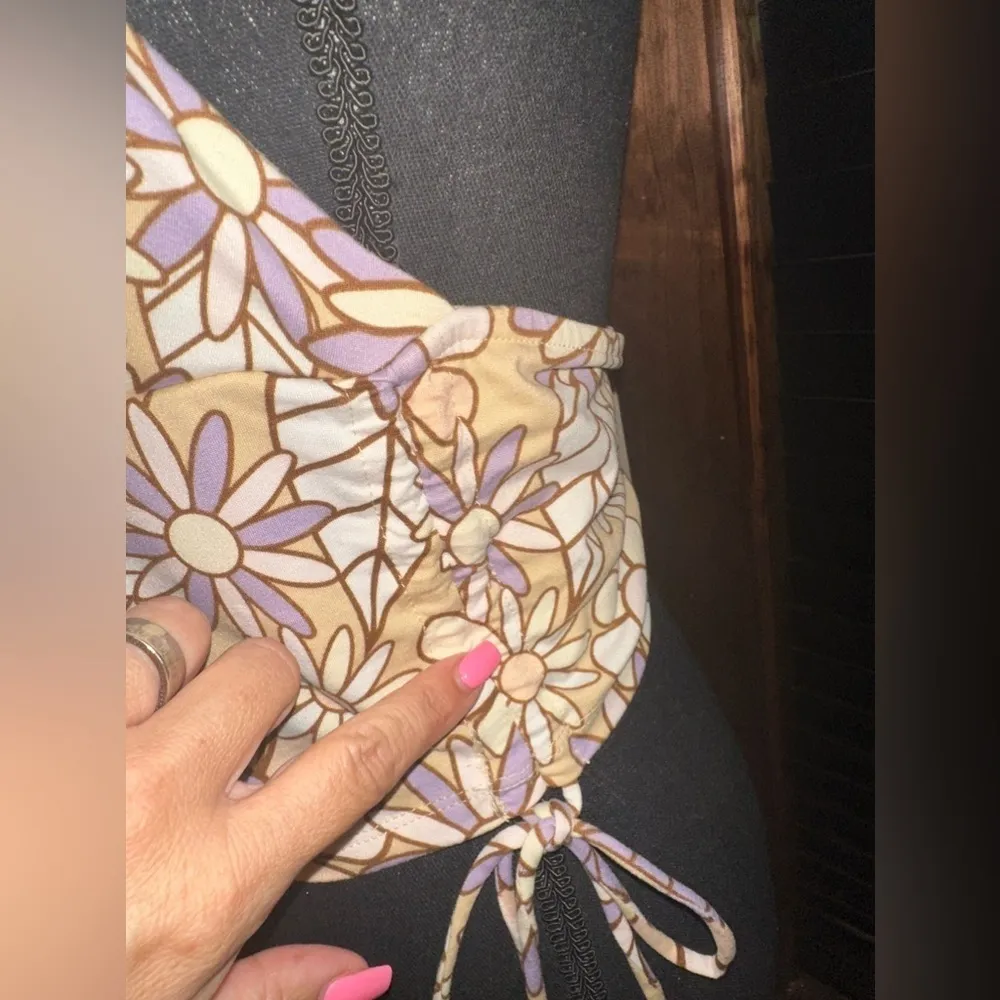 EUC SOCIAL SCENE FLOWER CROP TOP OPEN BACK SIDE PULLS TO AJUST LEIGHT Yellow Size L - Image 6