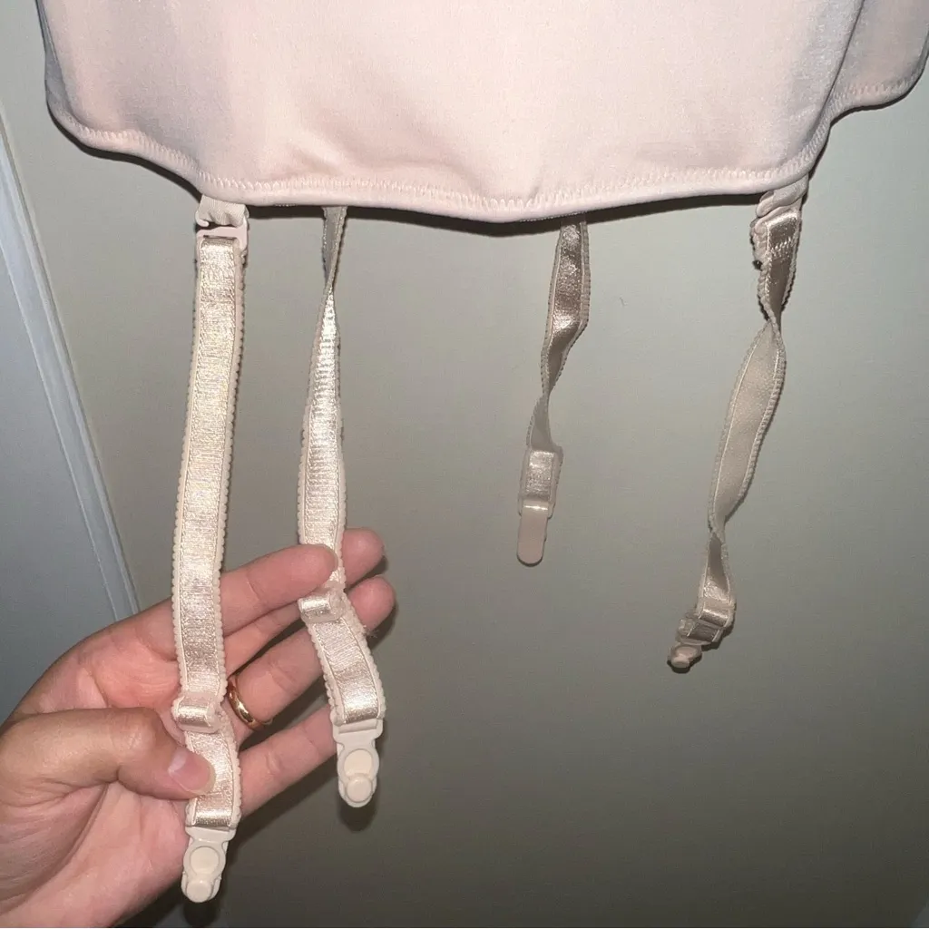 NWT Carnival Invisible Torselette in Nude Size 34C Style 426 Detachable Straps Tan - Image 6