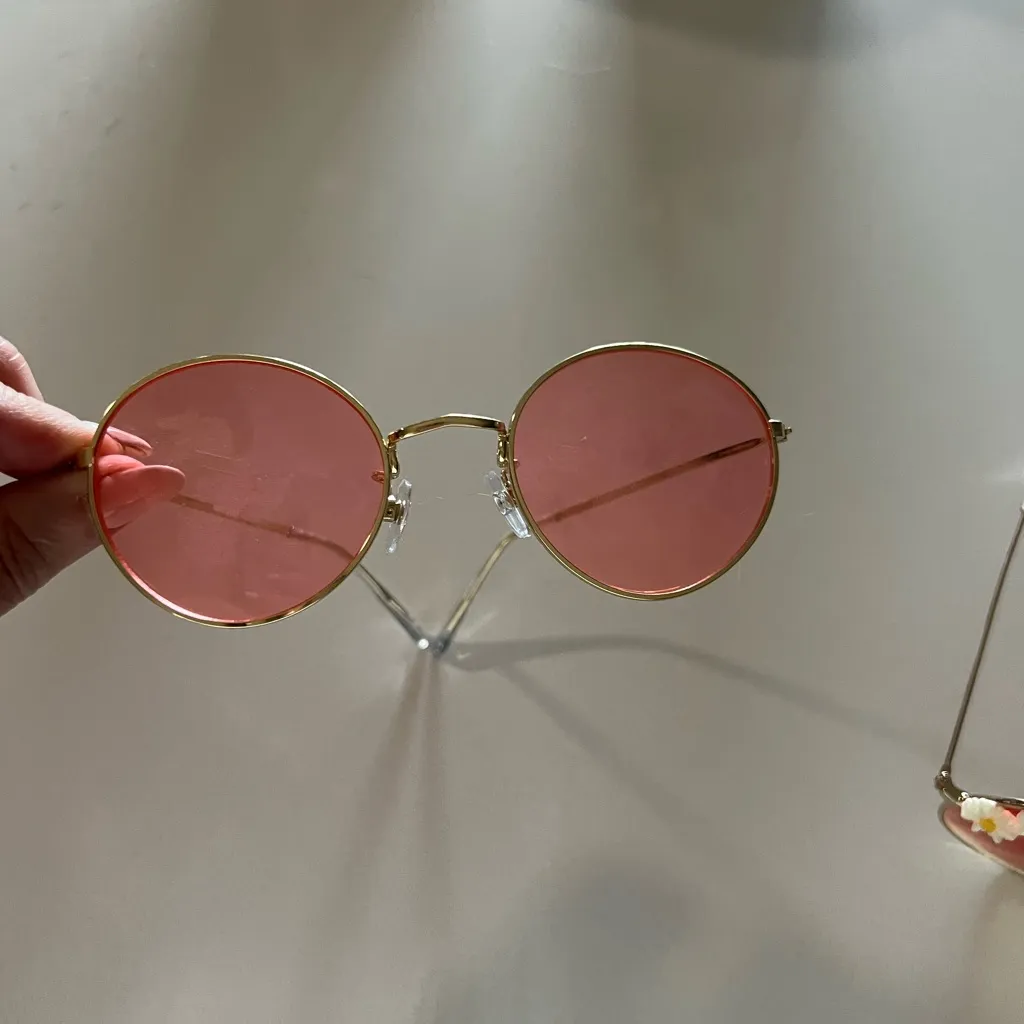 Pink sunnies - Image 2