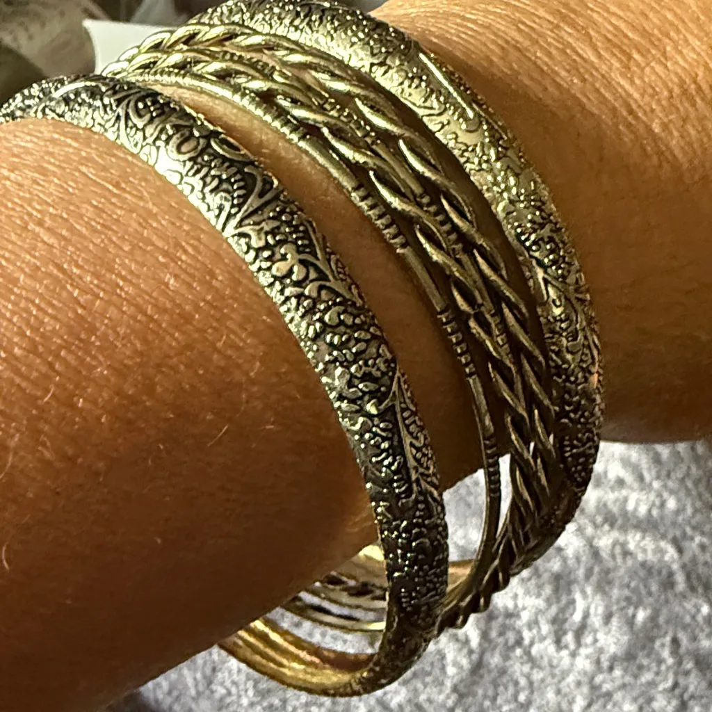 AVON Woman’s Elegant Gold - Image 5