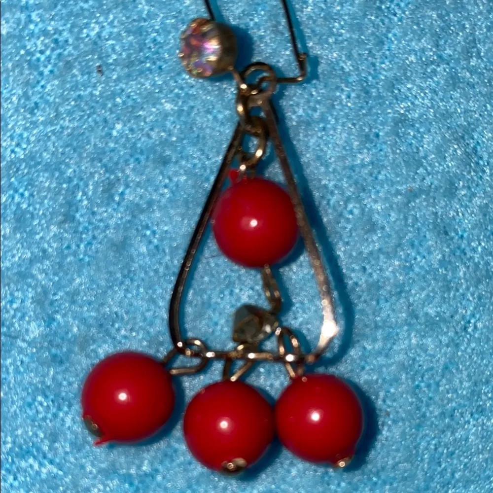 VINTAGE 1960’s red beads rhinestones gold tone pierced dangling earrings retro - Image 3