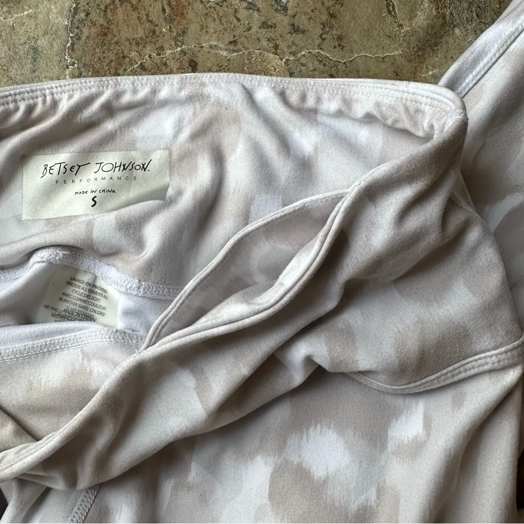 Betsey Johnson Performance Leggings White Beige Camo Print Women's Size Small - Image 7