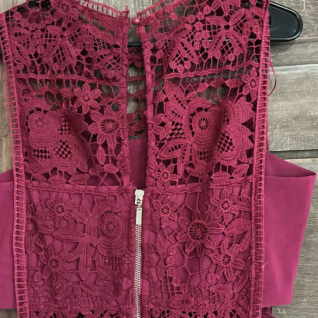 Romeo & Juliet Couture wine-colored‎ lace cutout dress Size Medium Crochet - Image 6