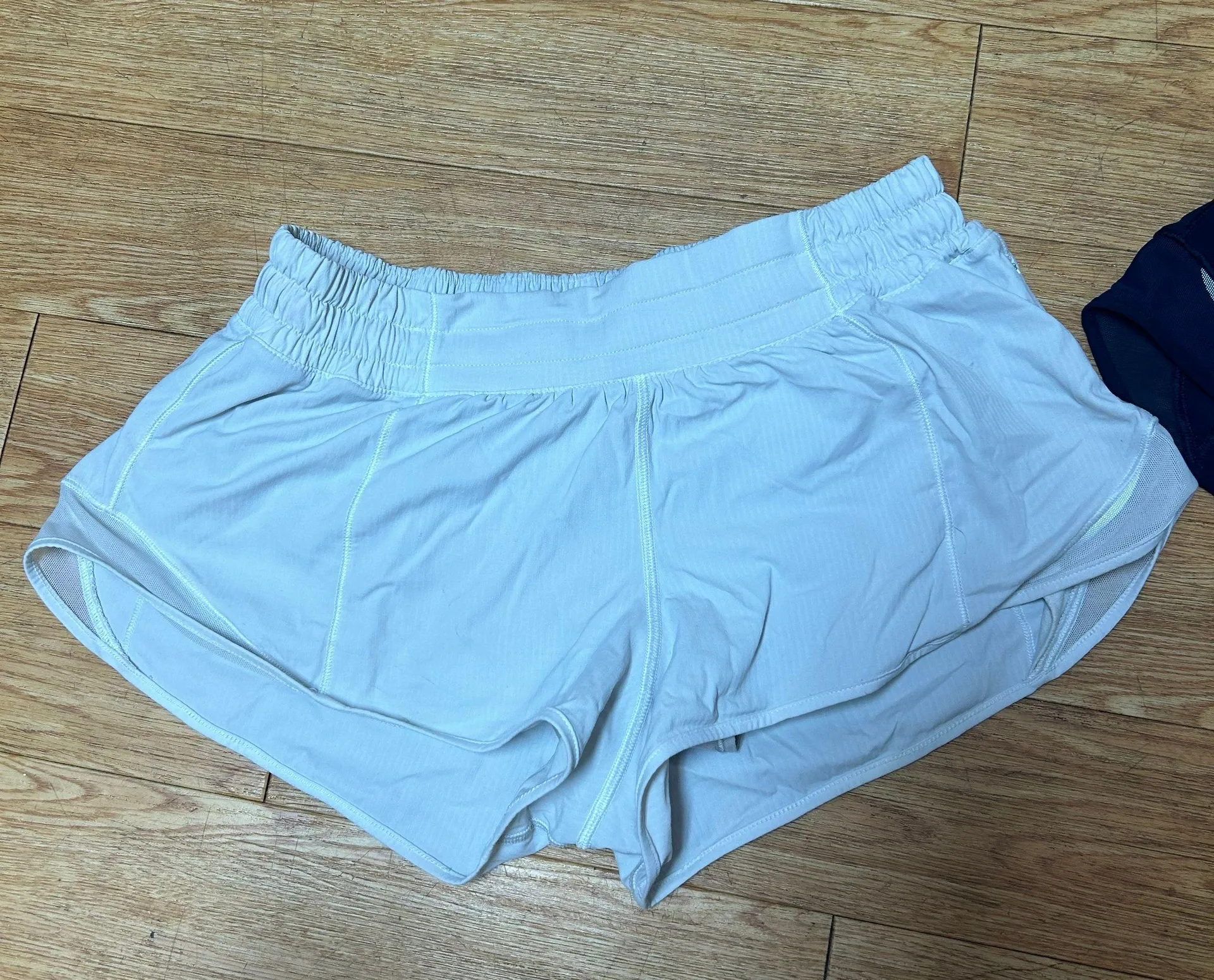 Lululemon White Hotty Hot 2.5” Shorts - Image 2