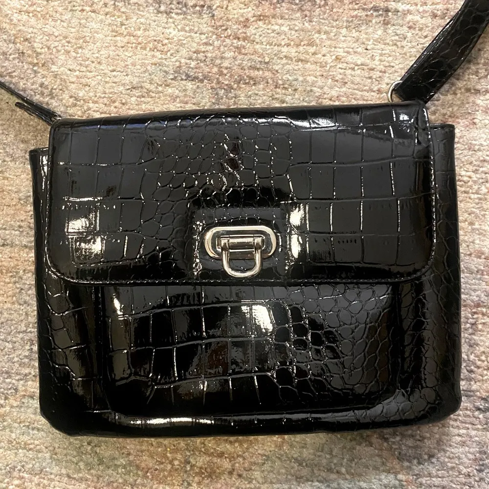 NWOT Unbranded Faux Patent Leather Alligator Skin Crossbody Purse in Black - Image 2