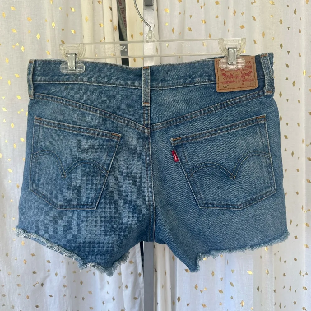 501 Button Fly Medium Wash Mid Rise Raw Frayed Hem Denim Jeans Shorts 29 - Image 5
