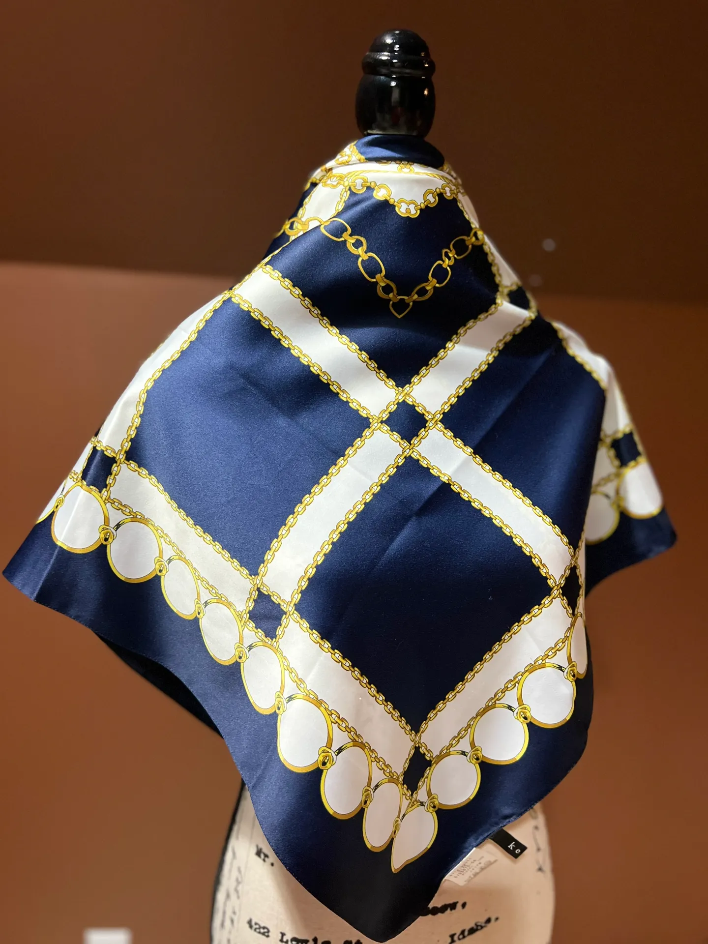 Beautiful Vintage Scarf. - Image 2