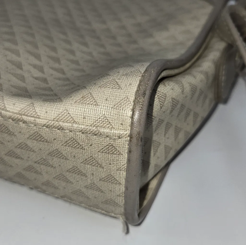 1984‎ Liz Claiborne Accessories Vinyl & Leather Signature Pyramid Crossbody - Image 5