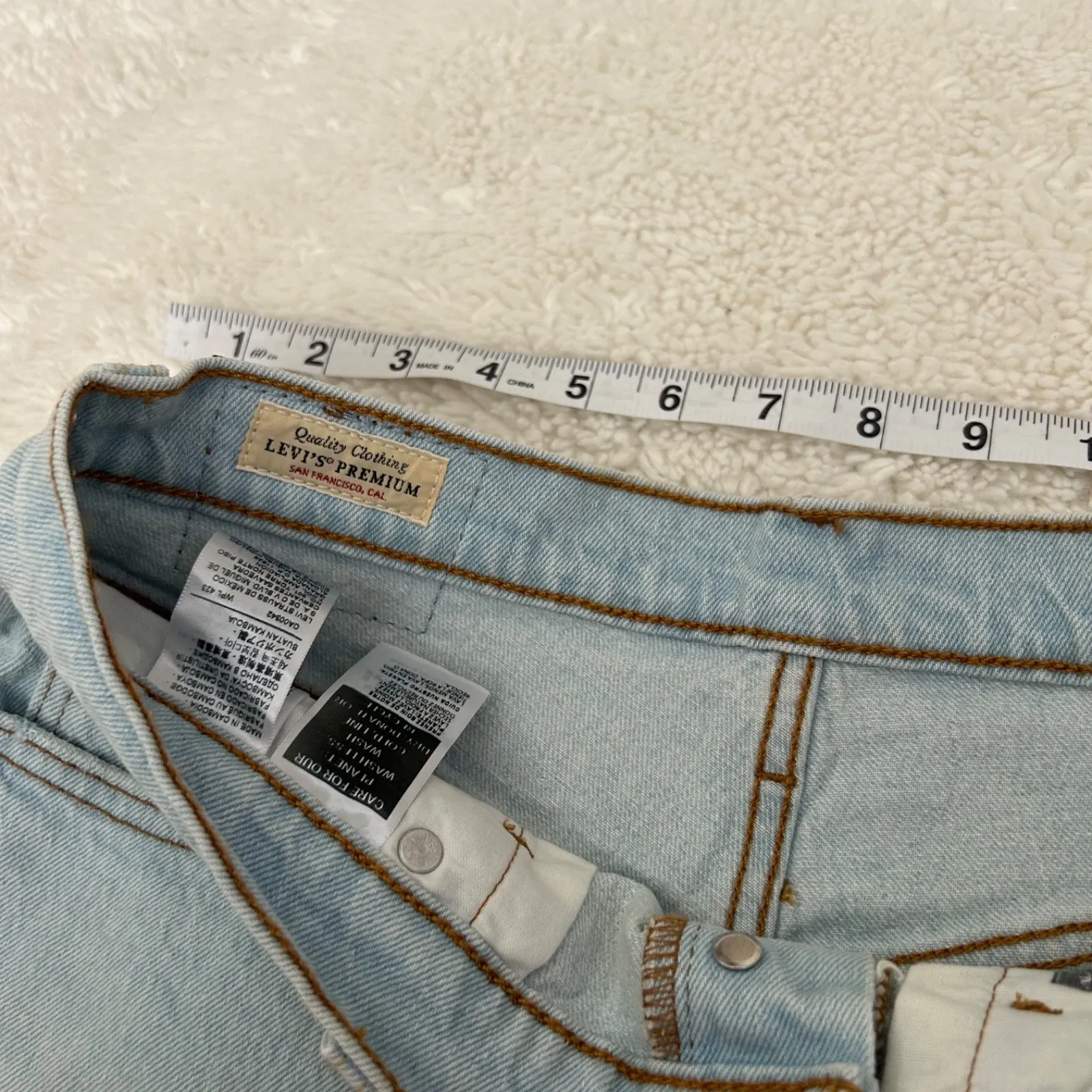 Levi’s Womens Premium High‎ Rise Baggy Shorts, Light Wash Size 28 - Image 6