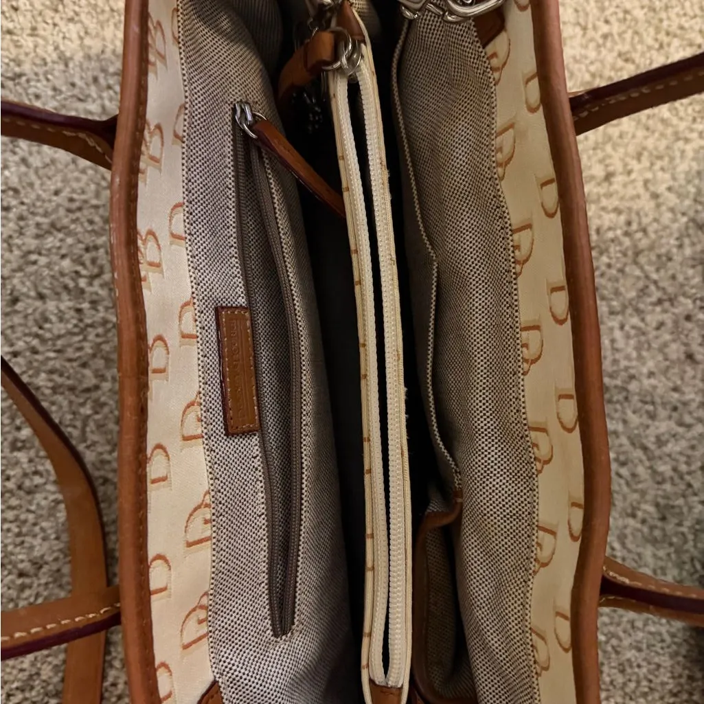 Dooney and Bourke monogram can is trimmed in leather bag - Image 14