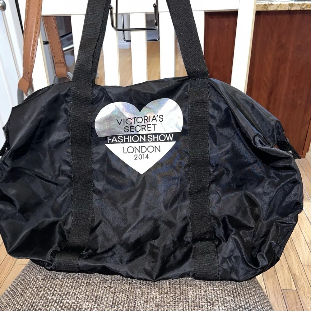 Victorias Secret London Fashion Show 2014 Black Tote Duffle Bag Hologram w/Pouch - Image 2