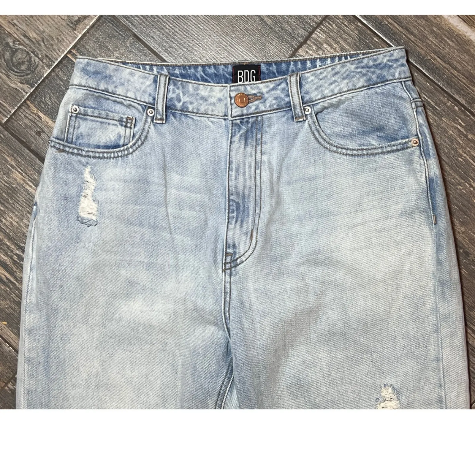 BDG Urban Outfitters High Rise Mom Jeans Light Wash Distressed Size 28 Baggy Y2K Blue - Image 3