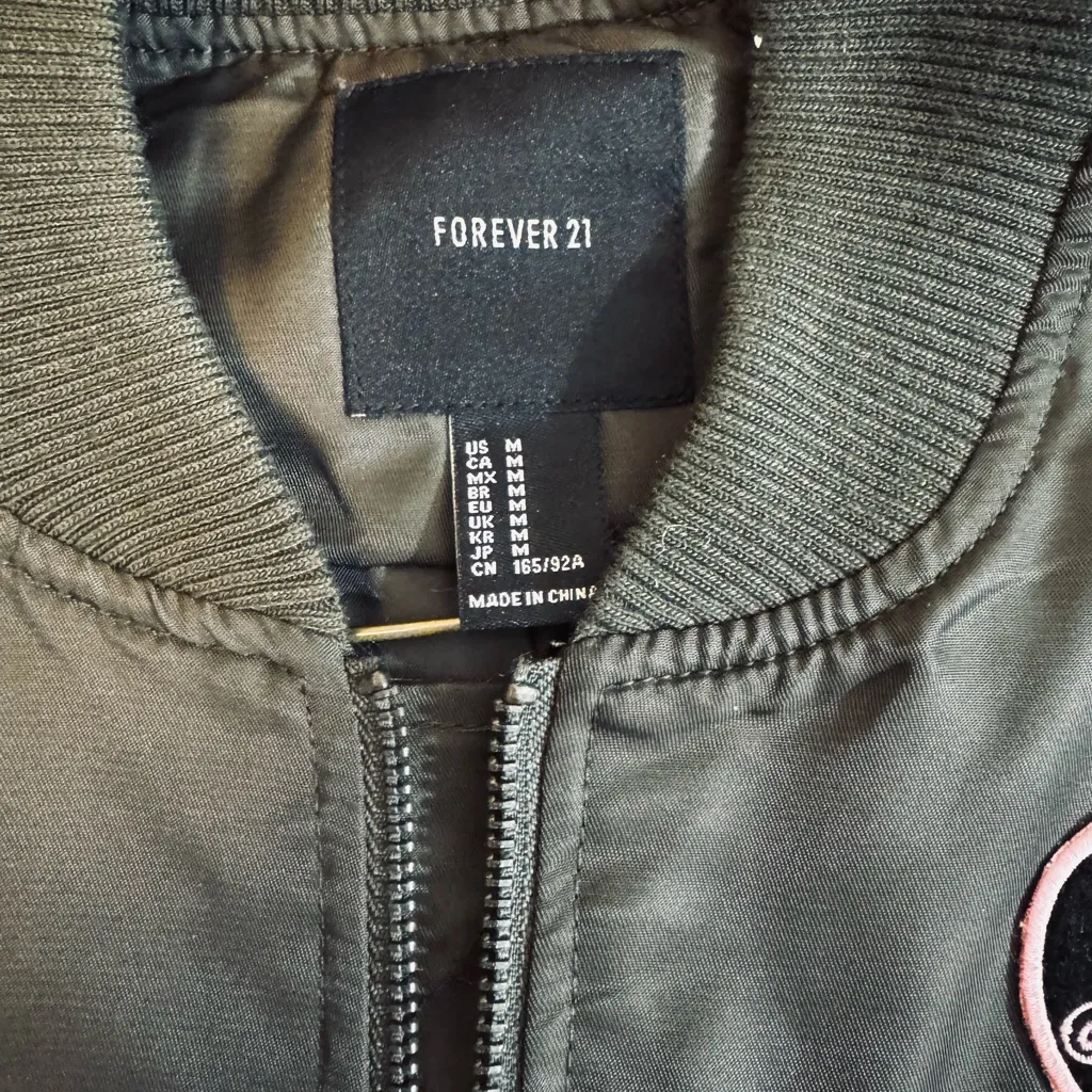 Forever 21 Women’s Green Bomber Jacket with Patches Front Slit Pockets NWOT Sz M - Image 4