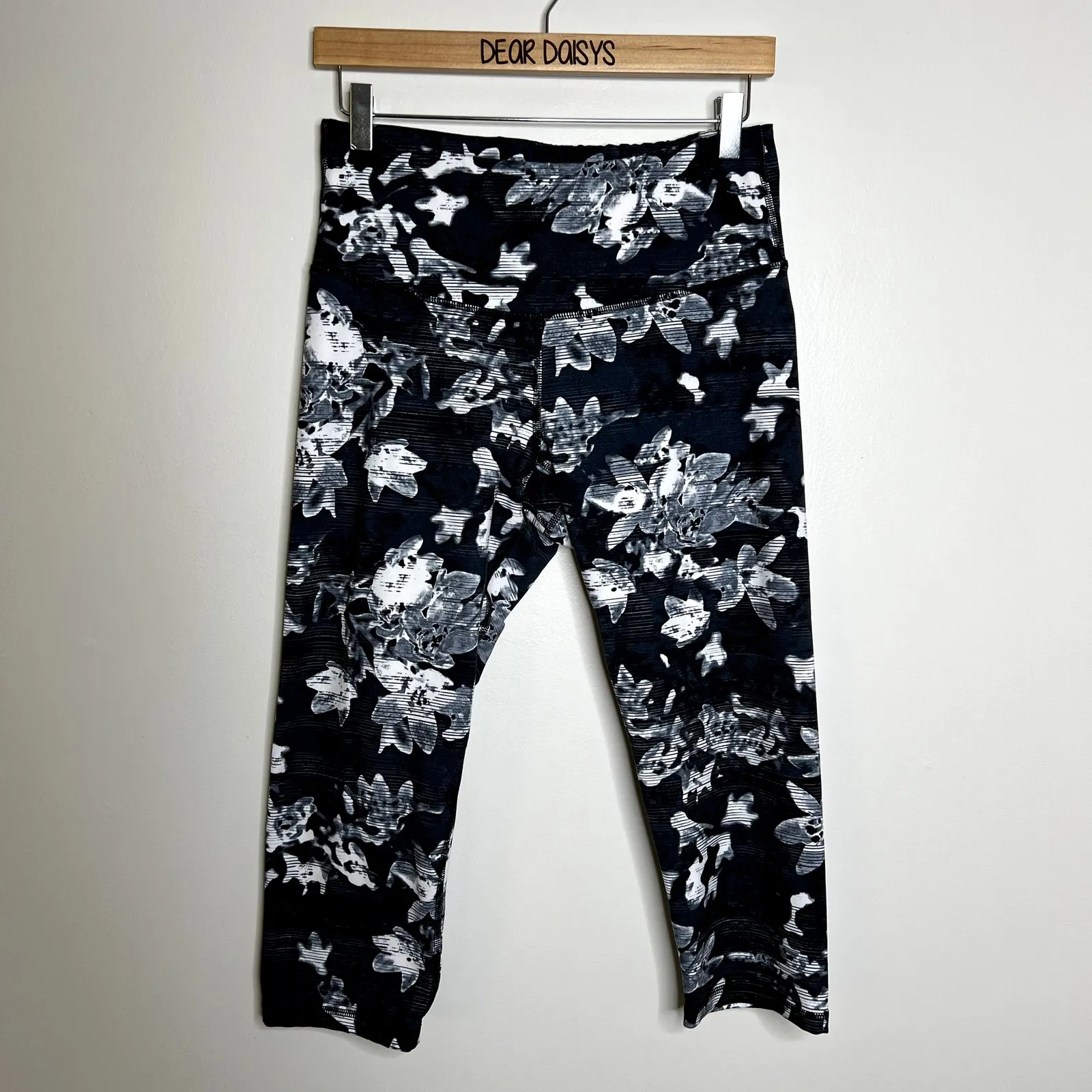 Old Navy Active Floral Capri Leggings - Image 6