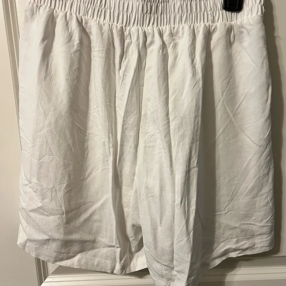 Adrianna Papell High Waist White Shorts NWOT XS - Image 2