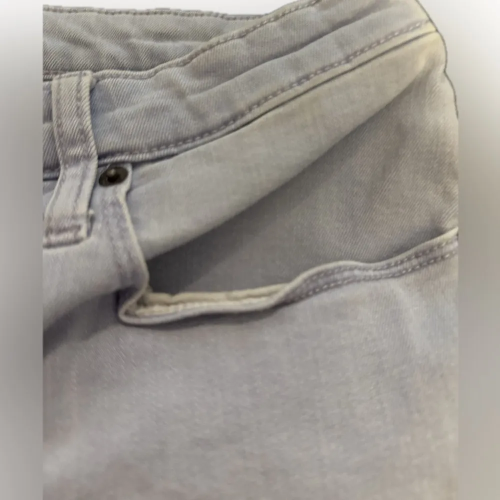 Universal Thread Women's light washed jeans - Image 4