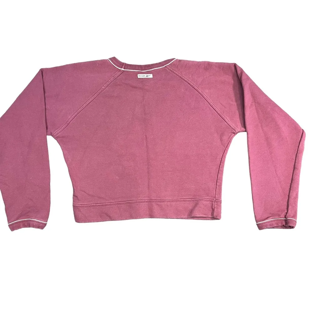 Vintage Reebok Women's Small Cropped Embroidered Logo Raglan Crewneck Sweatshirt - Image 4